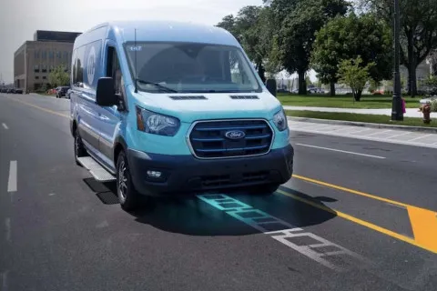 Дорога, которая заряжает авто: в Детройте запустили первую электромагистраль будущего