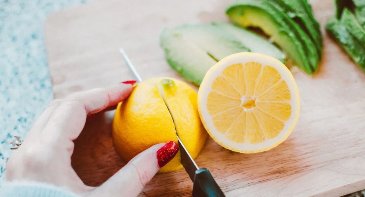 Як бути, якщо вам не потрібен цілий лимон: геніальний трюк, який спростить ваше життя - today.ua