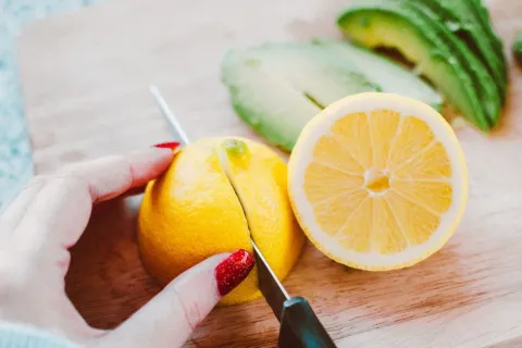 Як бути, якщо вам не потрібен цілий лимон: геніальний трюк, який спростить ваше життя