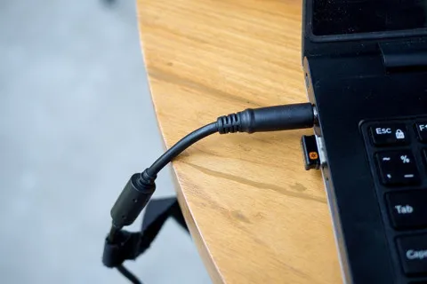 Если ноутбук постоянно подключен к зарядке: эксперты рассказали, не вредит ли это батарее