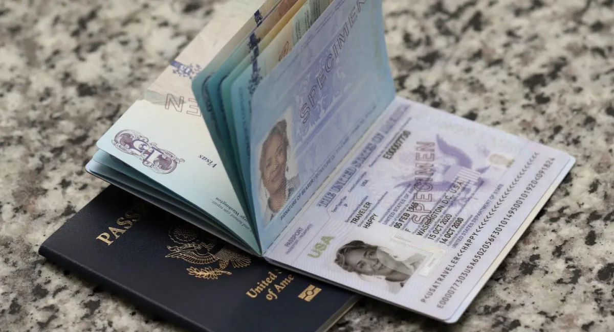 Українці більше не можуть виїхати за кордон за продовженими паспортами: що треба зробити негайно - today.ua