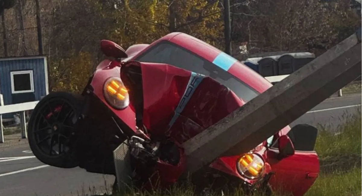 У Києві розбили Porsche 911 GTS за 10 мільйонів: 541 кінська сила не врятувала від осінньої слизької дороги - today.ua