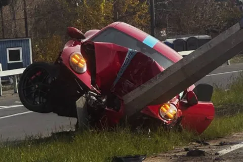 У Києві розбили Porsche 911 GTS за 10 мільйонів: 541 кінська сила не врятувала від осінньої слизької дороги