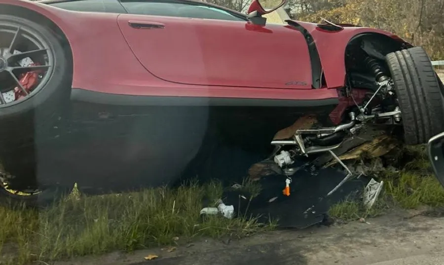 У Києві розбили Porsche 911 GTS за 10 мільйонів: 541 кінська сила не врятувала від осінньої слизької дороги - today.ua