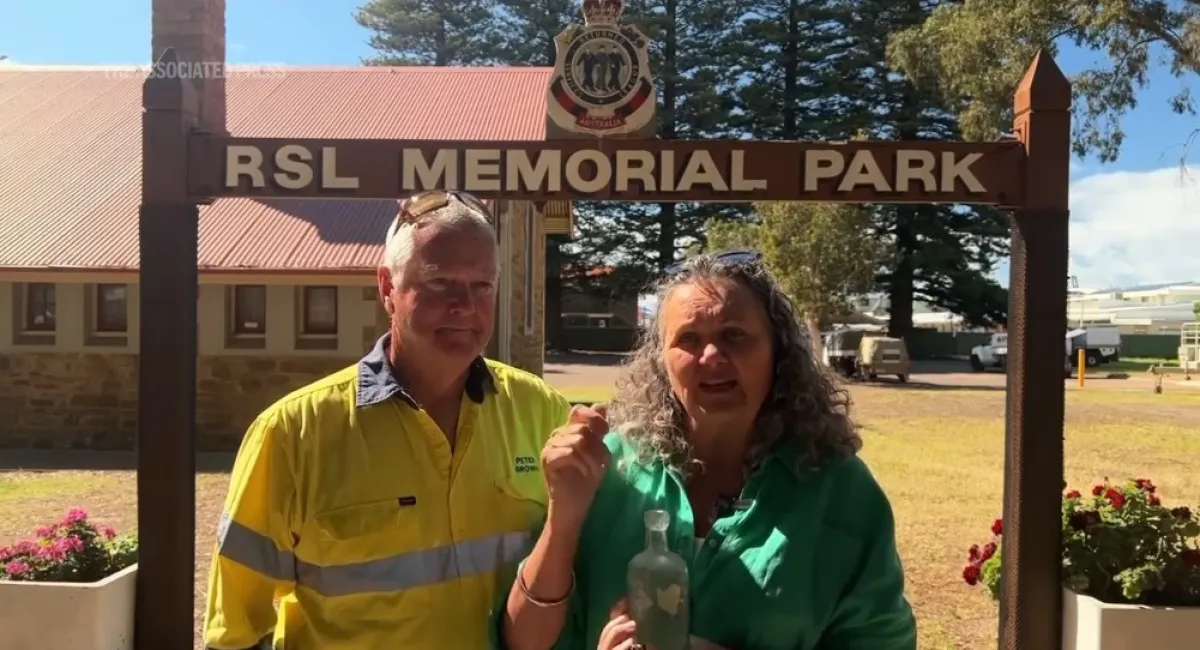 Море викинуло на узбережжя Австралії пляшку з листами із 1916 року: що там було написано - today.ua