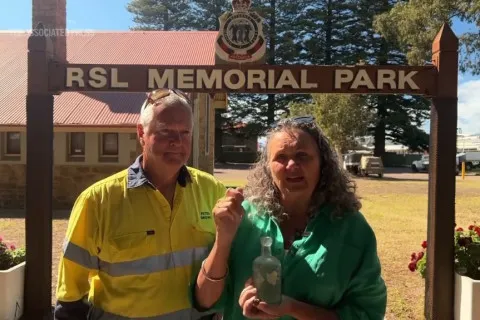 Море выбросило на побережье Австралии бутылку с письмами из 1916 года: что там было написано