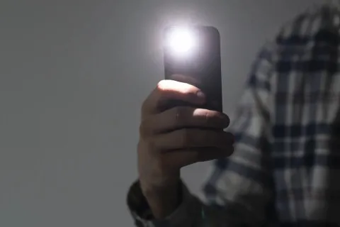 Як швидко увімкнути ліхтарик на Android-смартфоні, не розблоковуючи його