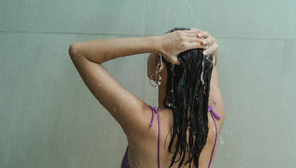 Обратное мытье головы: что это и как помогает сохранять свежесть и здоровье волос - today.ua