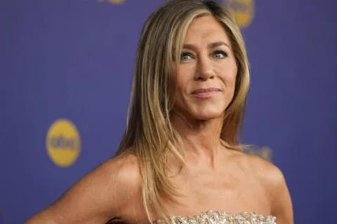 Дженніфер Еністон вперше показала фото з бойфрендом: хто підкорив серце зірки "Друзів"