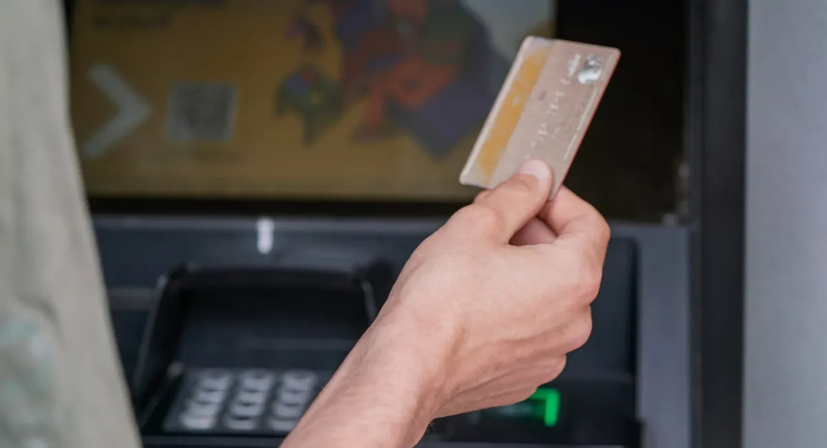 Банки снова начали сокращать лимиты на переводы средств между картами: какой суммой теперь смогут оперировать клиенты - today.ua