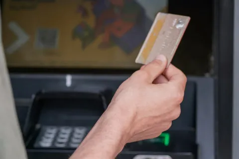 Банки знову почали скорочувати ліміти на перекази коштів між картками: якою сумою тепер зможуть оперувати клієнти