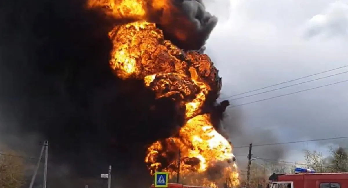 Россию всколыхнул мощный взрыв: в Башкортостане обрушился цех нефтехимического гиганта (видео) - today.ua