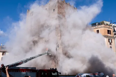 Не в Пізі: у Римі під час реставрації обвалилася 800-річна вежа (Відео)