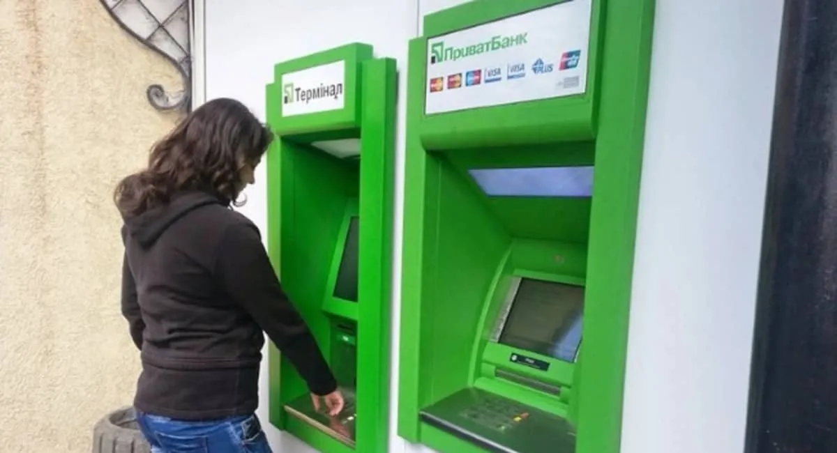 Довго щось рахував, кошти не віддав: термінал ПриватБанку вкрав п’ятизначну суму у клієнтки іншого банку - today.ua