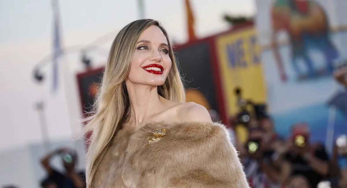 Охранник в ТЦК и памятные подарки: Анджелина Джоли с приключениями посетила Херсон - today.ua