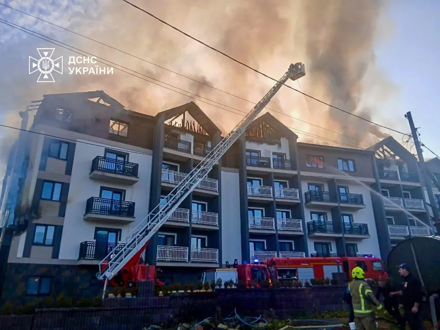 Пожар уничтожил крышу и мечты об элитном отдыхе на праздники: в Буковеле горит популярный отель (видео) Пожар уничтожил крышу и мечты об элитном отдыхе на праздники: в Буковеле горит популярный отель (видео) - today.ua