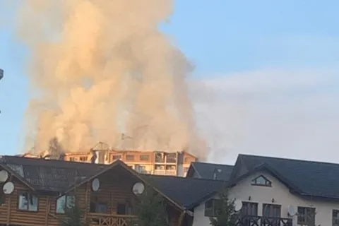 Вогонь знищив дах і мрії про елітний відпочинок на свята: у Буковелі горить популярний готель (відео)