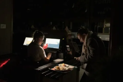 Критическая ситуация в Полтавской области: два города остались без света после ударов РФ