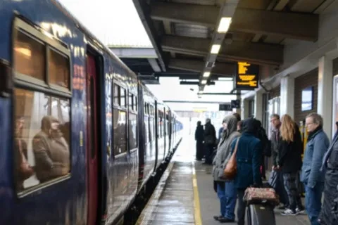 Вражеские удары парализовали поезда в Полтавской области: полный список маршрутов с задержками