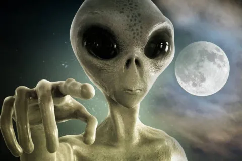 Ученый заявил, что инопланетяне могли оставить “подарки” на Луне