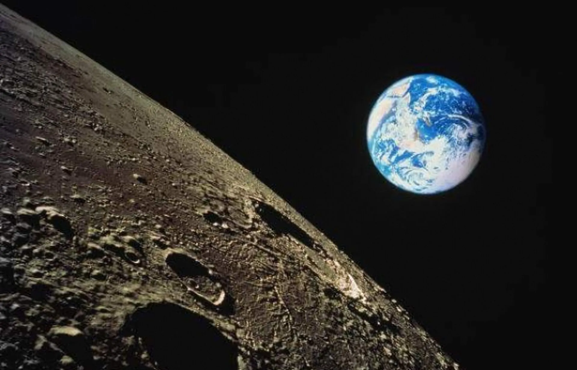 Ученый заявил, что инопланетяне могли оставить “подарки” на Луне - today.ua