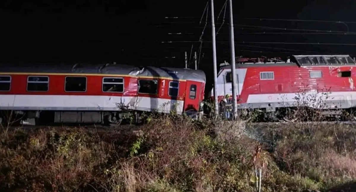 Сильный удар и крики в темноте: в Словакии столкнулись два пассажирских поезда, есть пострадавшие - today.ua