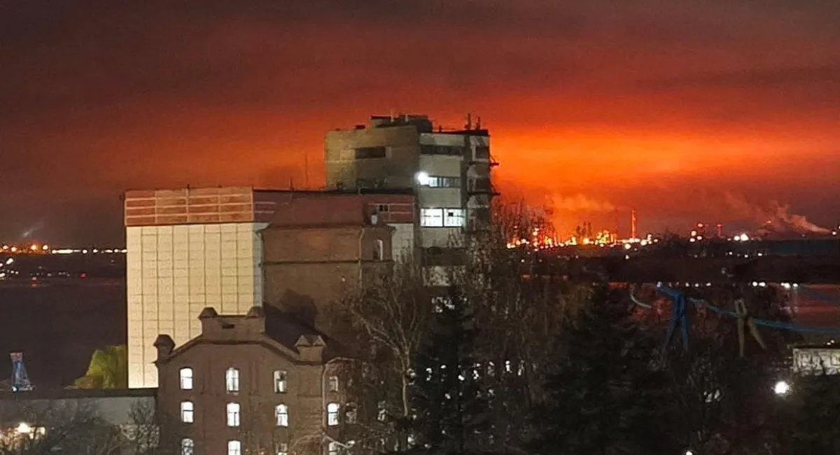В российском Саратове после атаки дронов загорелся местный НПЗ (фото, видео) - today.ua