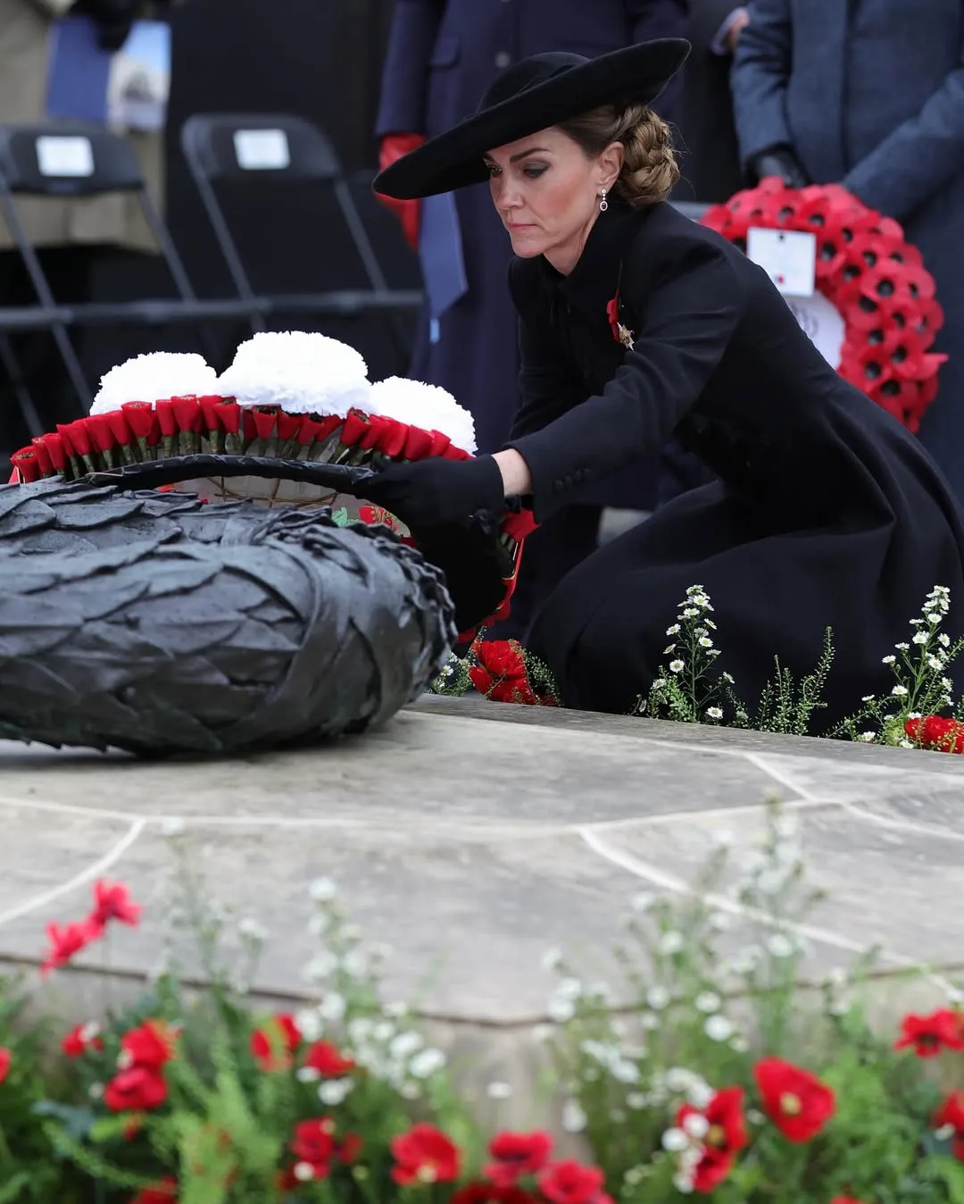 Total-black и особенные украшения: Кейт Миддлтон выбрала стильный образ для Дня примирения - today.ua