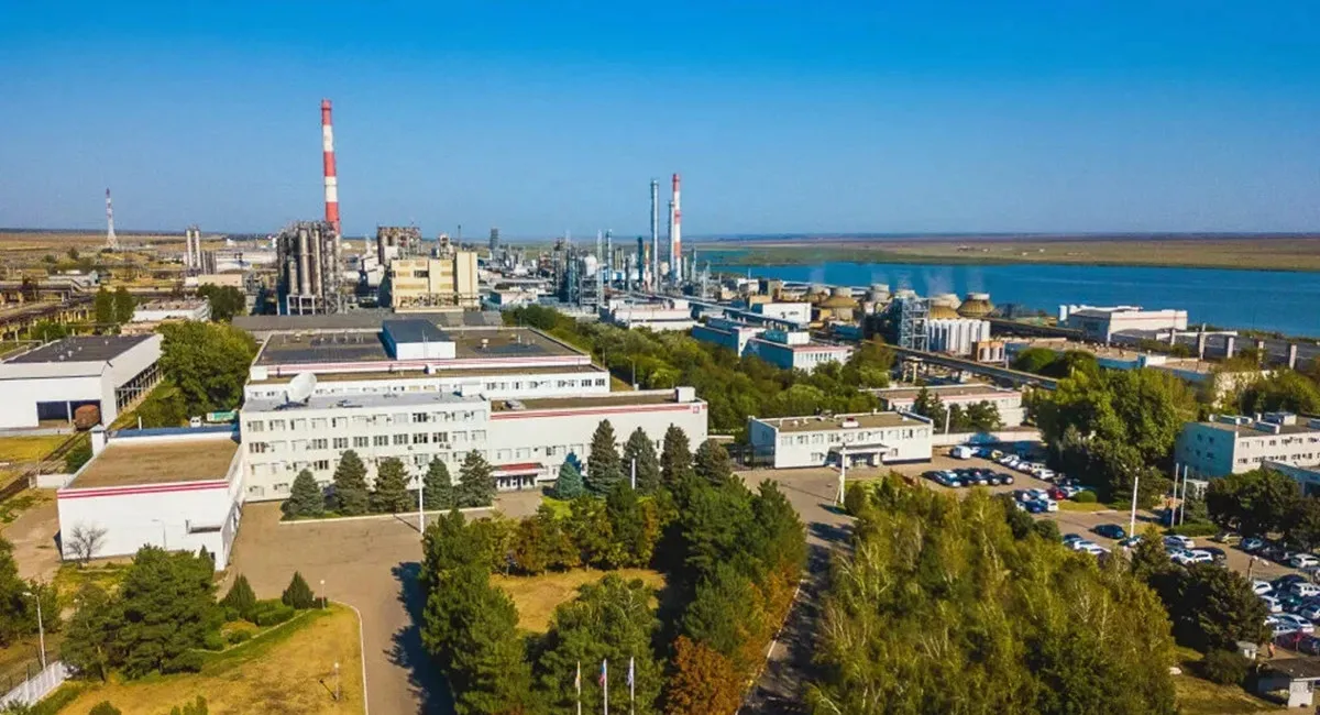 Дроны ударили по нефтехимическому заводу в Ставропольском крае РФ: вспыхнул пожар (видео) - today.ua