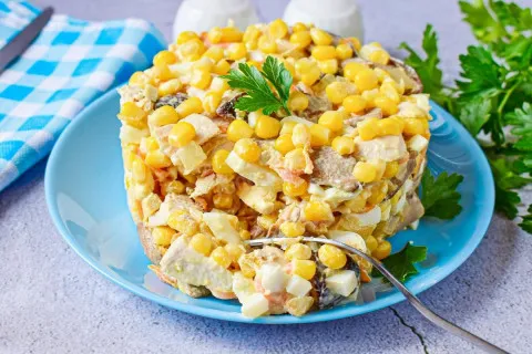 Добавьте один ингредиент в крабовый салат и его вкус станет в два раза лучше: быстрый рецепт