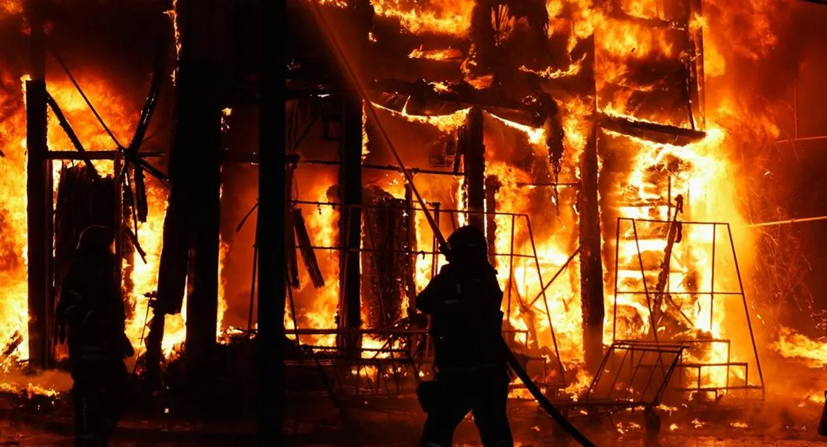 Харьков пылает после ночного удара России: в ГСЧС показали последствия удара ракетами и КАБами по жилым районам (видео) - today.ua