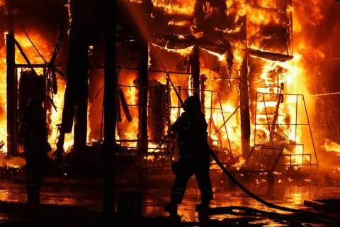 Харків палає після нічного удару Росії: в ДСНС показали наслідки удару ракетами та КАБами по житлових районах (відео)