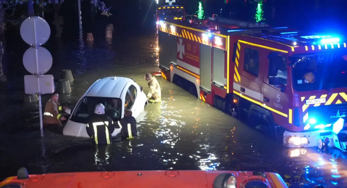 Из-за рекордной непогоды в Одессе погибли девять человек, среди которых ребенок (фото) - today.ua