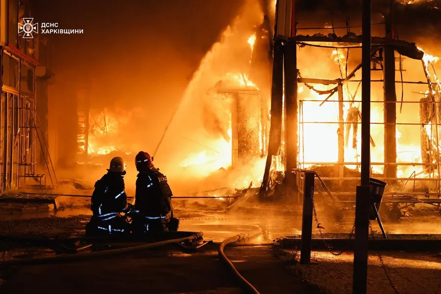 Харьков пылает после ночного удара России: в ГСЧС показали последствия удара ракетами и КАБами по жилым районам (видео) - today.ua