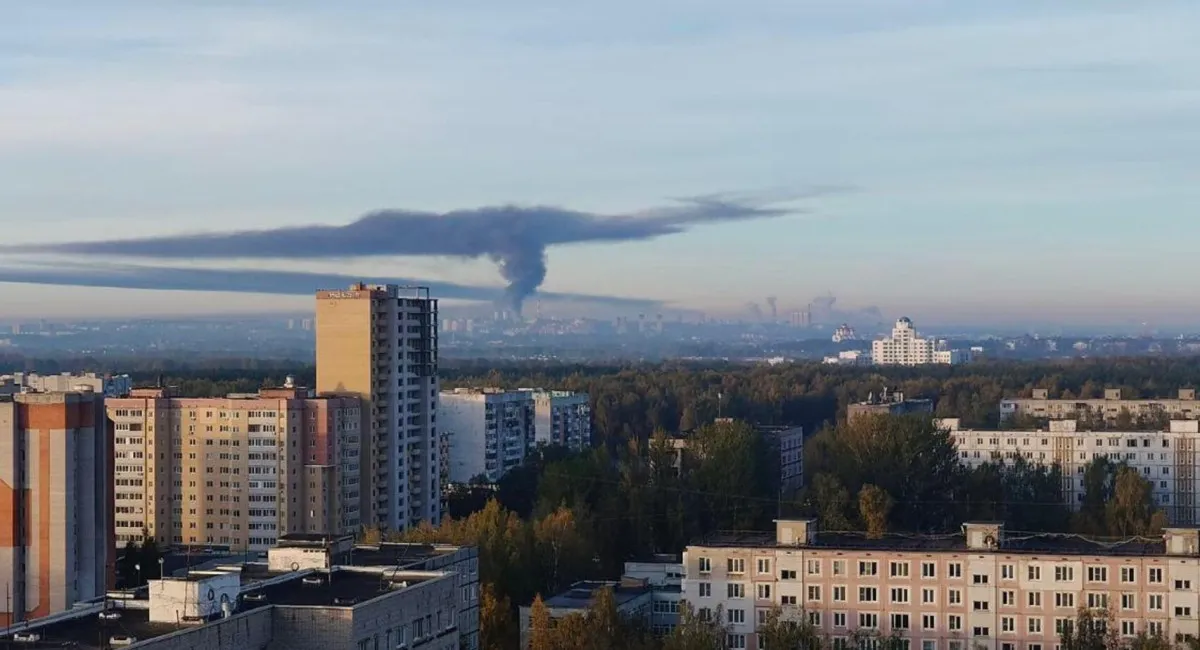 Дим видно за кілометри: у Ярославлі спалахнув один з найбільших російських НПЗ (відео) - today.ua