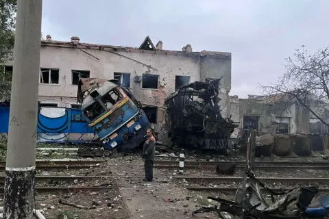 Россияне атаковали депо Укрзализныци в Одессе и обстреляли железную дорогу в Сумской области (фото)