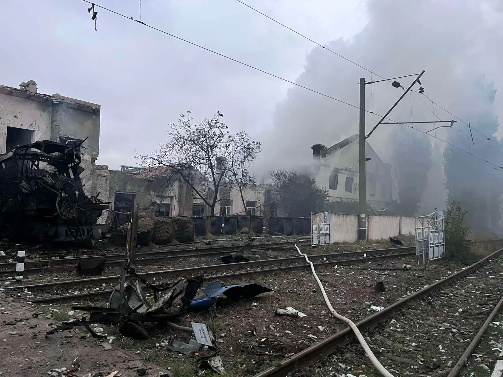 Россияне атаковали депо Укрзализныци в Одессе и обстреляли железную дорогу в Сумской области (фото) Россияне атаковали депо Укрзализныци в Одессе и обстреляли железную дорогу в Сумской области (фото) - today.ua