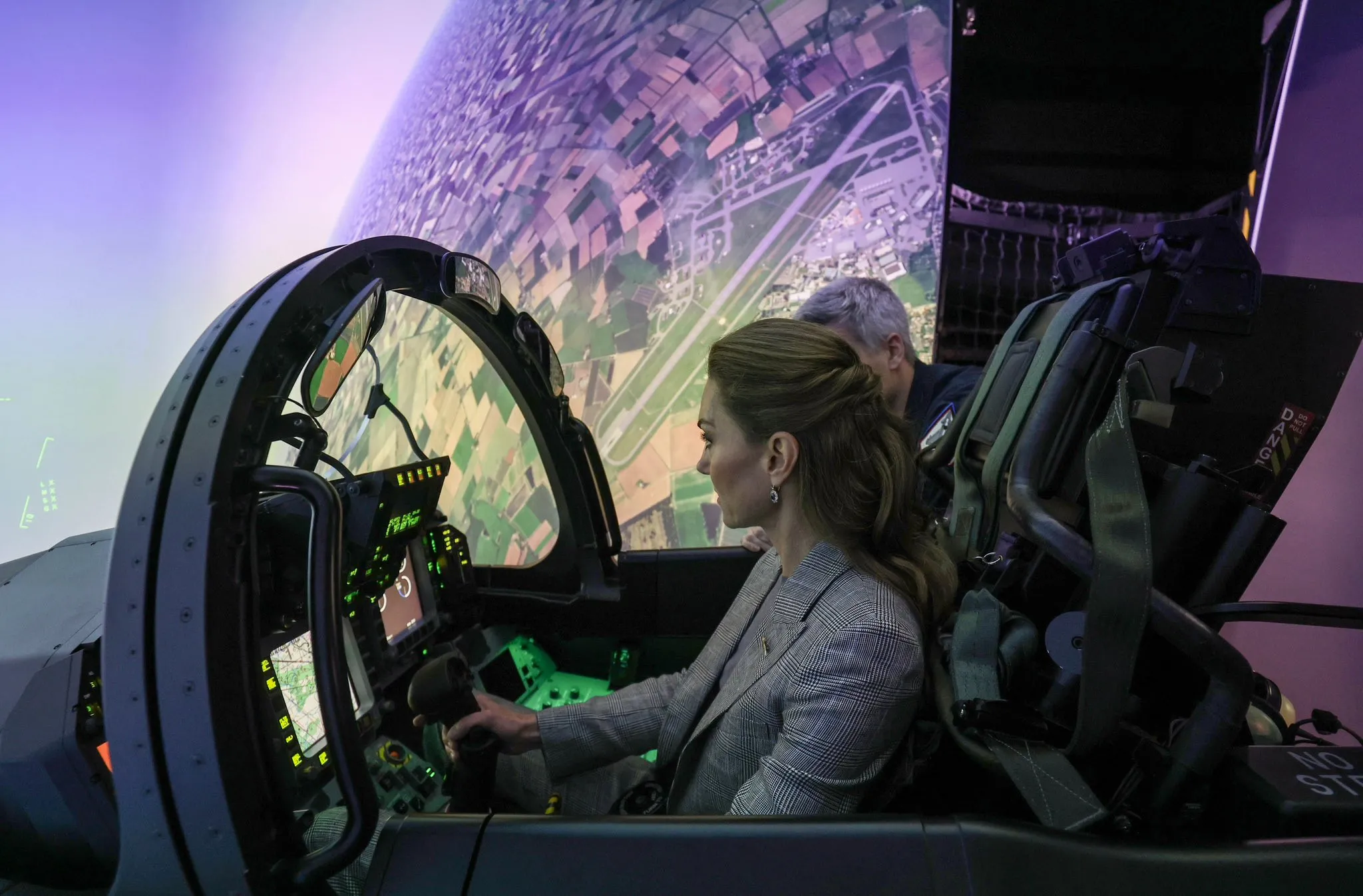 Кейт Миддлтон за штурвалом истребителя Typhoon: принцесса выполнила сложный маневр на авиасимуляторе Кейт Миддлтон за штурвалом истребителя Typhoon: принцесса выполнила сложный маневр на авиасимуляторе - today.ua