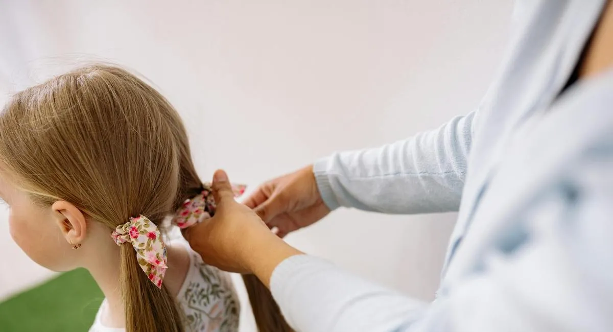 Простые и красивые прически для школьниц: как за считанные минуты уложить волосы дочери - today.ua