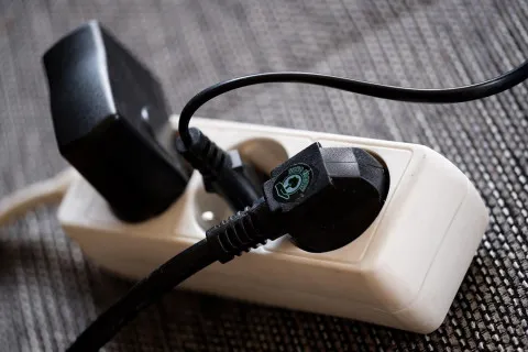 Эти приборы незаметно "крадут" ваши деньги: выключайте их из розетки, чтобы сэкономить