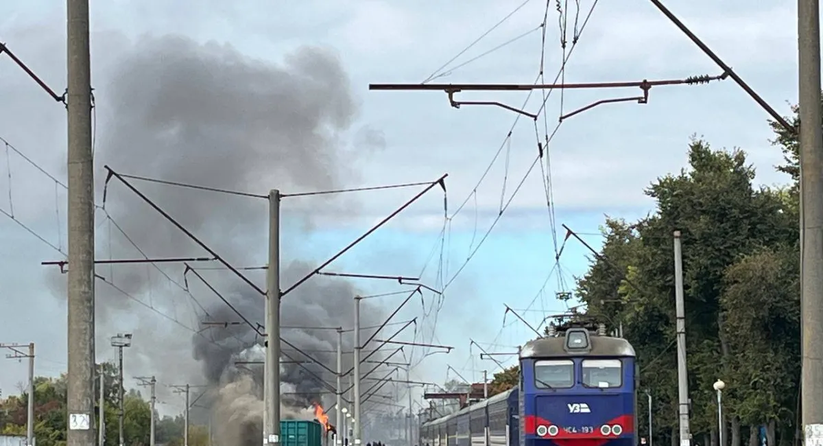 Эпицентром удара по железнодорожному вокзалу в Шостке стал пассажирский поезд: горят вагоны, десятки людей травмированы (Видео) - today.ua
