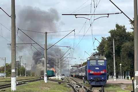 Епіцентром удару по залізничному вокзалу у Шостці став пасажирський потяг: горять вагони, десятки людей травмовані  (Відео)
