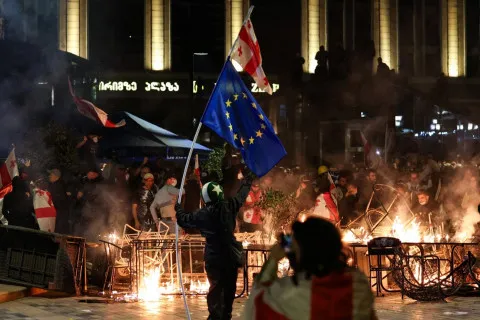 Пророссийские силы побеждают на выборах в Грузии: столица охвачена протестами и столкновениями со спецназом