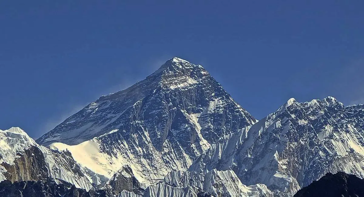 Почти тысяча человек ожидает спасения в снежной ловушке: Эверест накрыла мощная метель - today.ua
