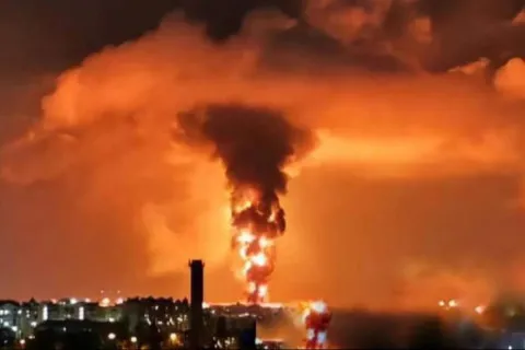 Дроны атаковали крупнейшую нефтебазу в Крыму, вызвав масштабный пожар (фото, видео)