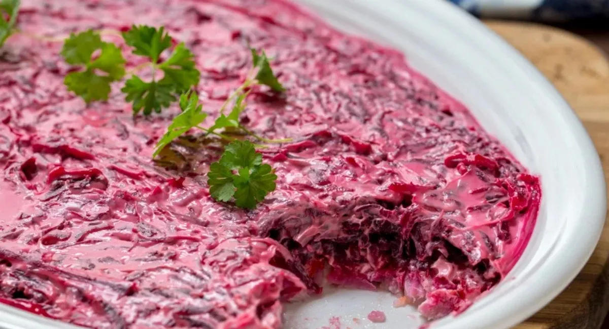 Смачний салат з доступних продуктів: рецепт закуски, яка замінить оселедець під шубою - today.ua