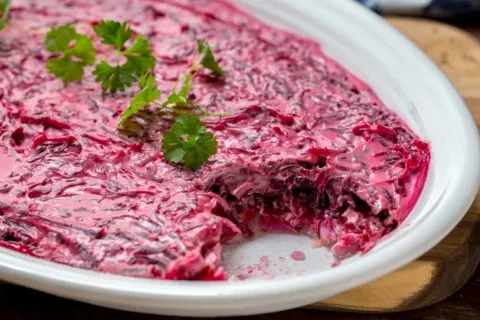 Вкусный салат из доступных продуктов: рецепт закуски, которая заменит "сельдь под шубой"