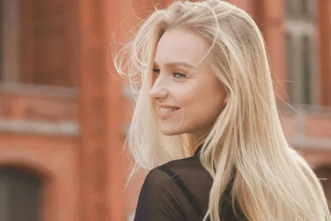 Одежда как терапия: какие оттенки поднимут настроение в холодное время года