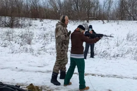 Гражданских украинцев призывают немедленно учиться стрелять