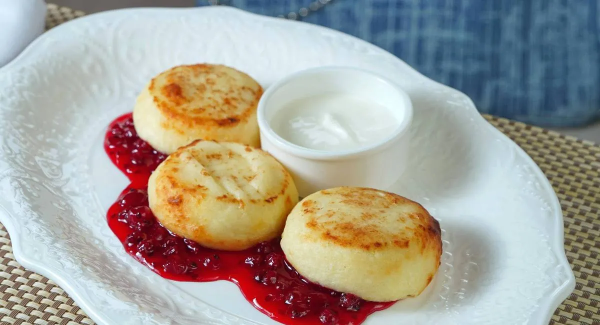 Ситний і корисний сніданок за 10 хвилин: рецепт найніжніших сирників без краплі олії - today.ua